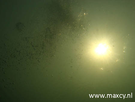 Bubbels onderwater met zon